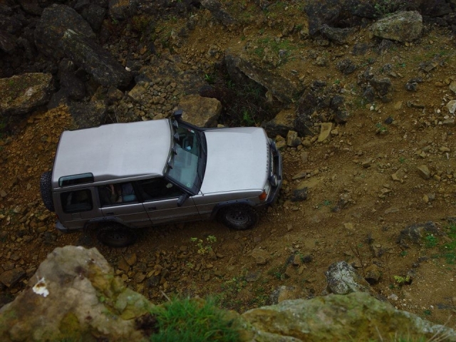 从上方看到的灰色 4x4 路虎 